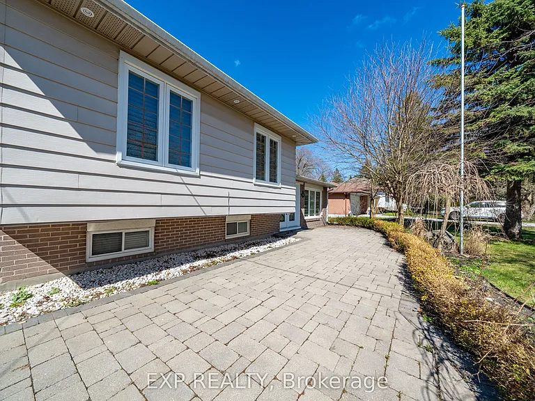 28 Lakeland Cres — Photo 35
