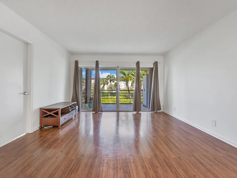 3075 Gardens East Dr #24 — Photo 1