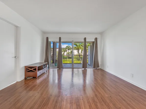3075 Gardens East Dr APT 24, Palm Beach Gardens, FL 33410