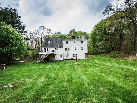 5th image of 692 Cronin Rd