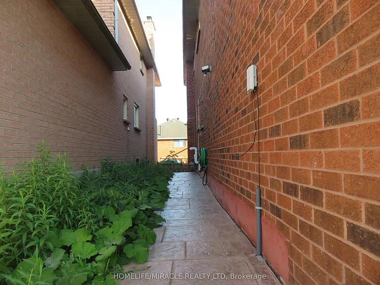 10 Pine Bough Mnr — Photo 26