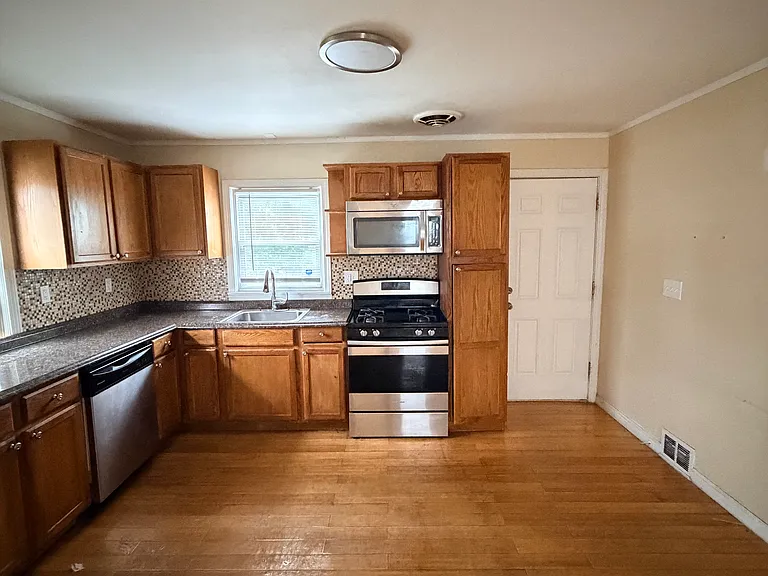 18 Townsend Ave — Photo 6