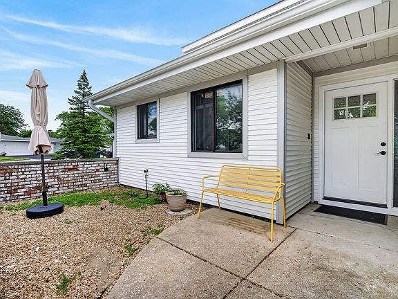 2nd image of 1079 Foxboro Ln