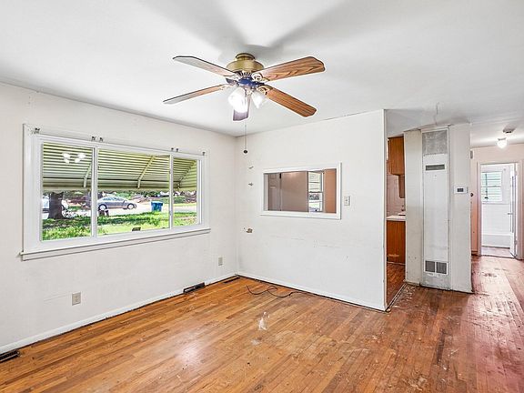 5th image of 806 S Plum St