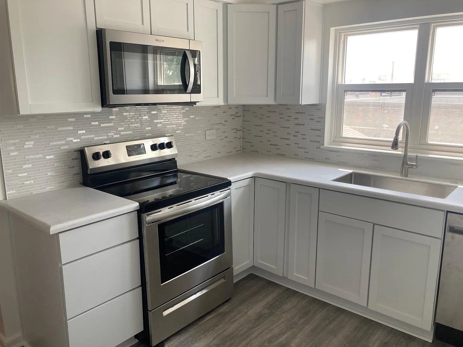 2 bed, 988 sqft, $1,800 — Photo 2
