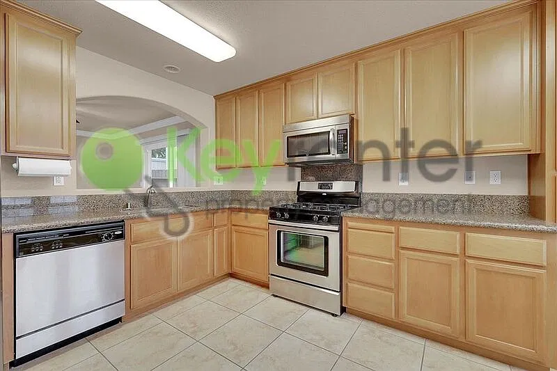 3 bed, 2.0 bath, 1053 sqft — Photo 3