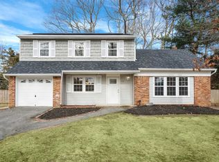 42 Summercress Ln, Coram, NY 11727