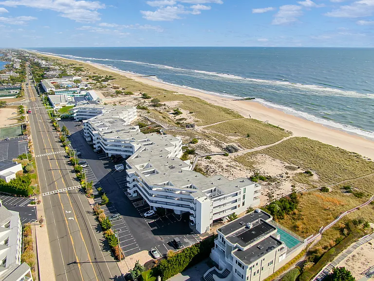 260 Dune Rd — Photo 22