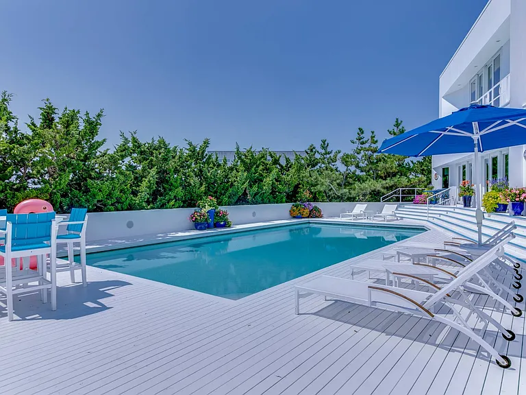 179 Mid Ocean Dr — Photo 25