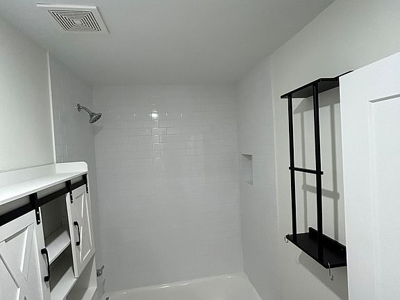 4th image of 250 Harbor Dr #A