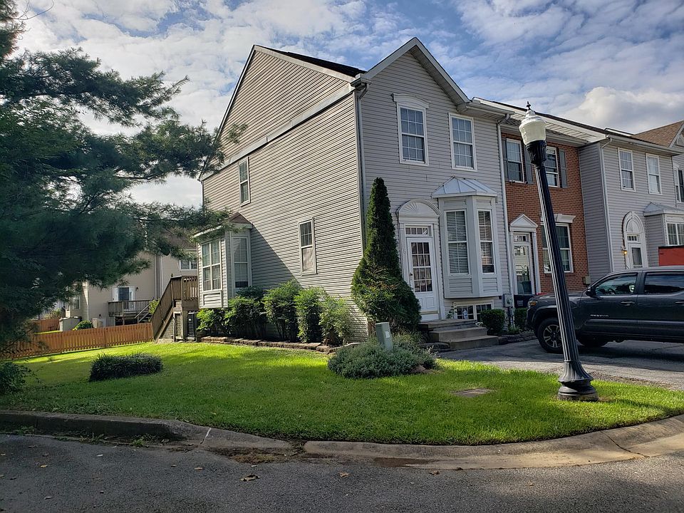 End Unit Townhouse w/ deck & off street parking
