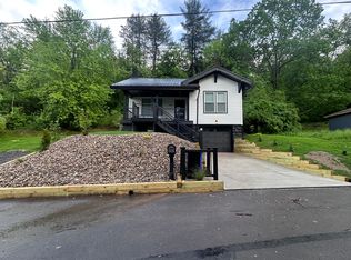 1028 Franklin St, Oakdale, PA 15071