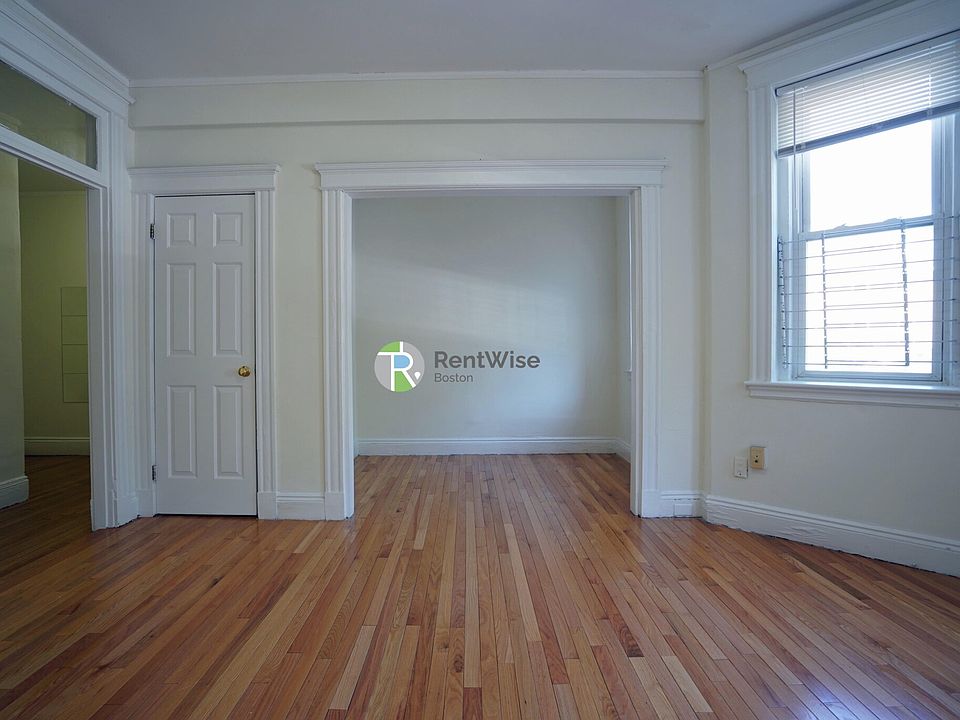 1st image of 14 Orkney Rd APT 1