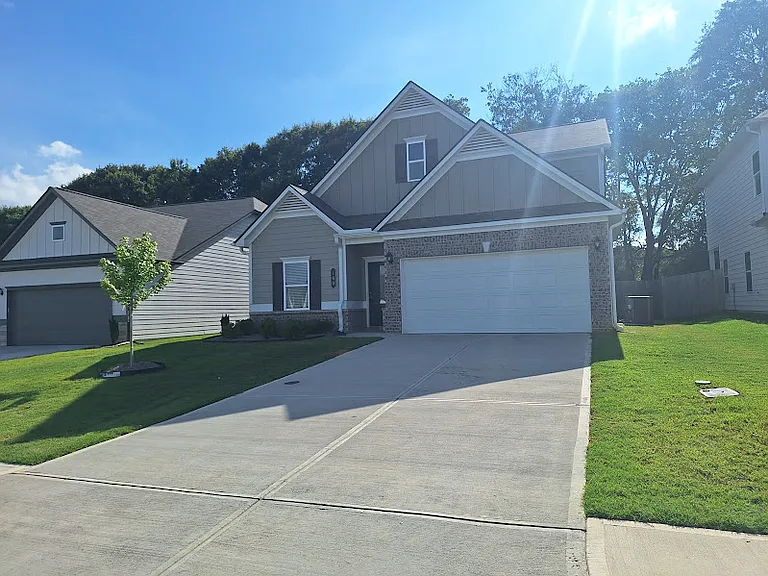 160 Marion Dr — Photo 2