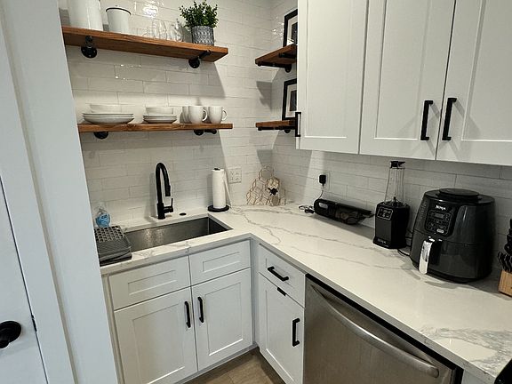 3rd image of 630 S 19th St #6