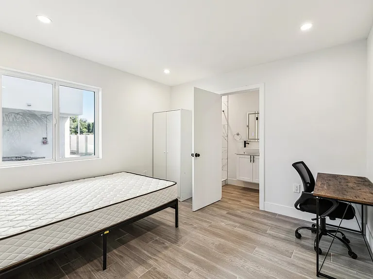 1342 W 37th St - USC DPS — Photo 2