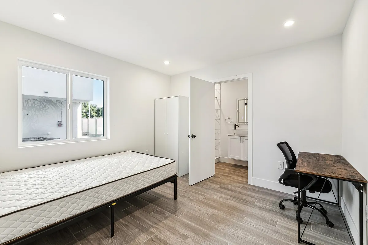 Building Photo - 1342 W 37th St - USC DPS