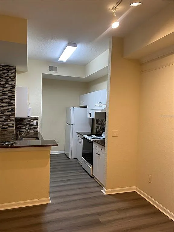 1 bed, 1.0 bath, 780 sqft, $1,325 — Photo 2