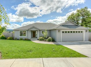 931 Crystal Dr, Eagle Pt, OR 97524