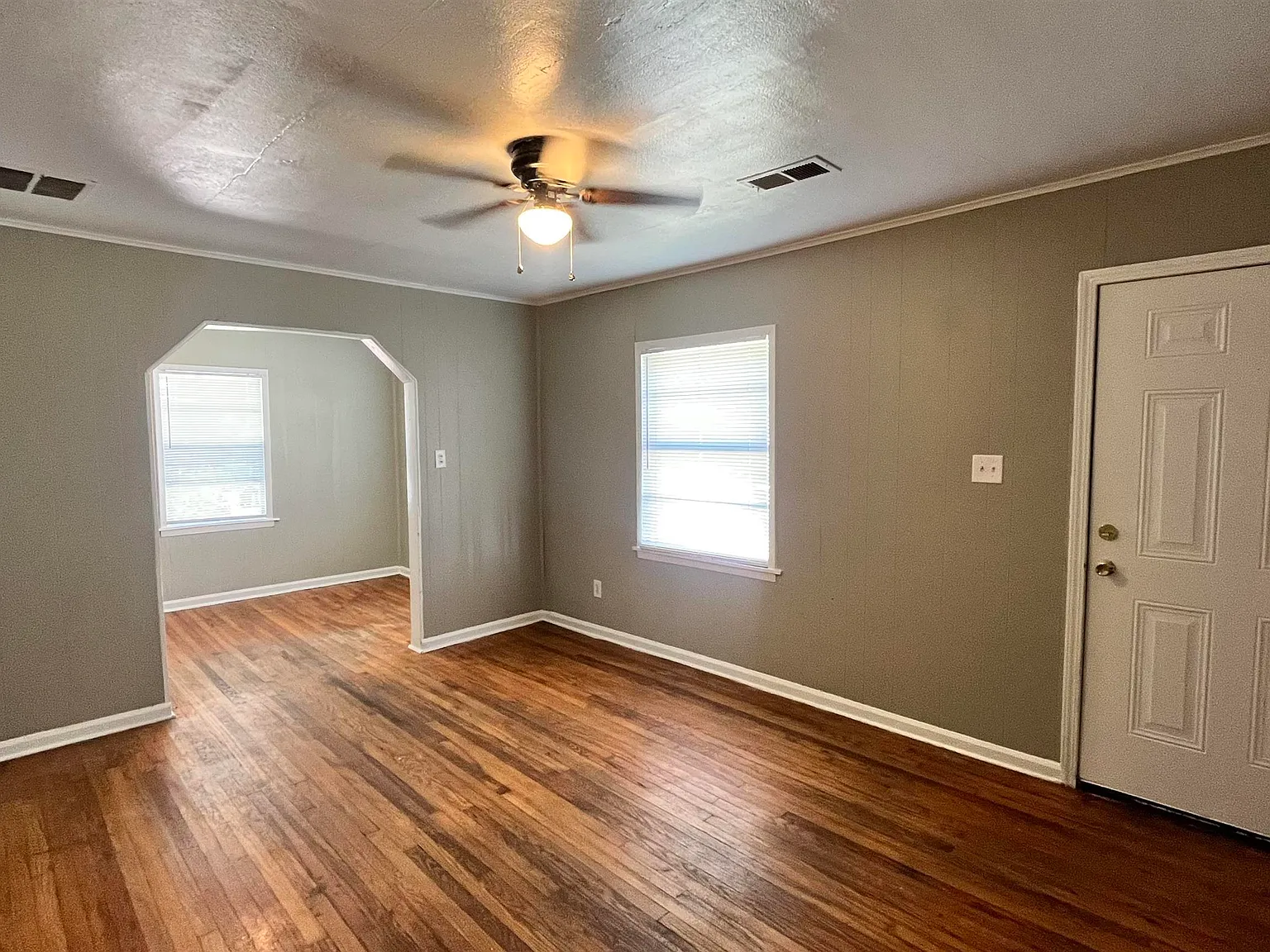 3 bed, 1.0 bath, 1365 sqft, $1,095 — Photo 2