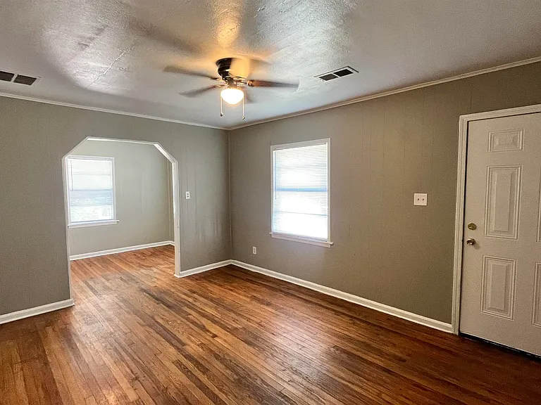 4011 N Victor Dr — Photo 2