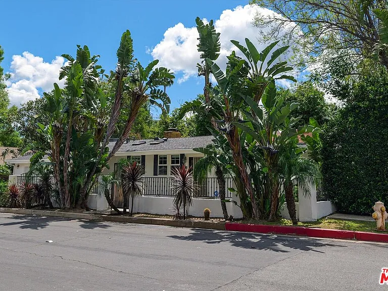 22750 Clarendon St — Photo 42