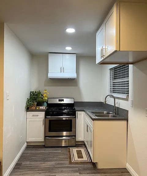 561 W I St — Photo 3