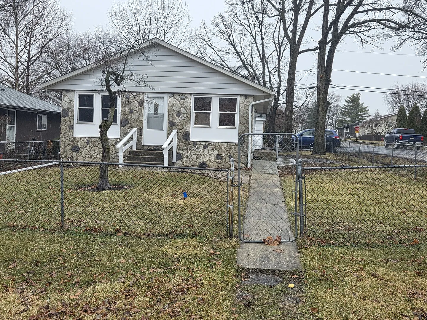 1514 Round Lake Dr photo 1
