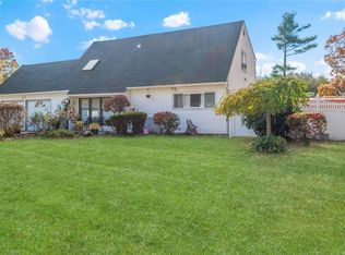 12 Hale Ln, Coram, NY 11727
