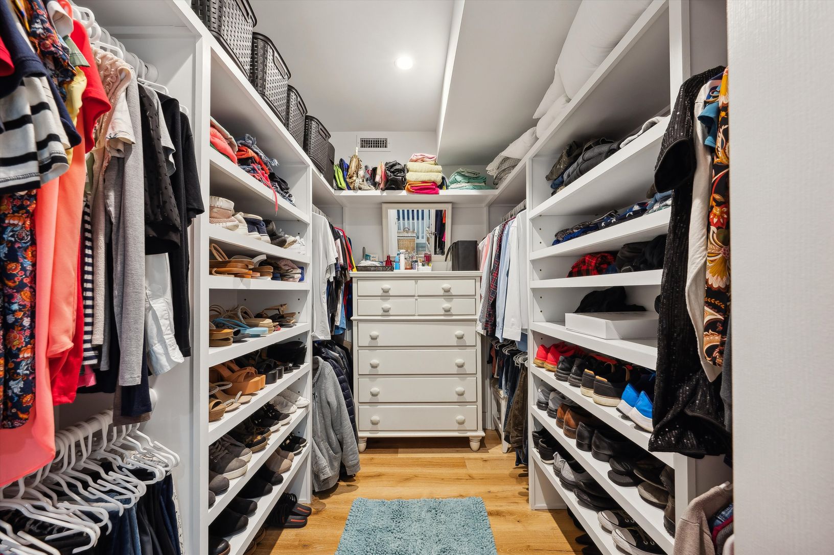  Suite Closet