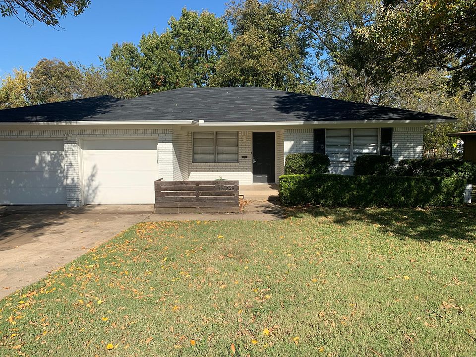Beautiful Curb appeal in quiet neighborhood. Mature Tree and Saint Augustine grass. CUTE!
