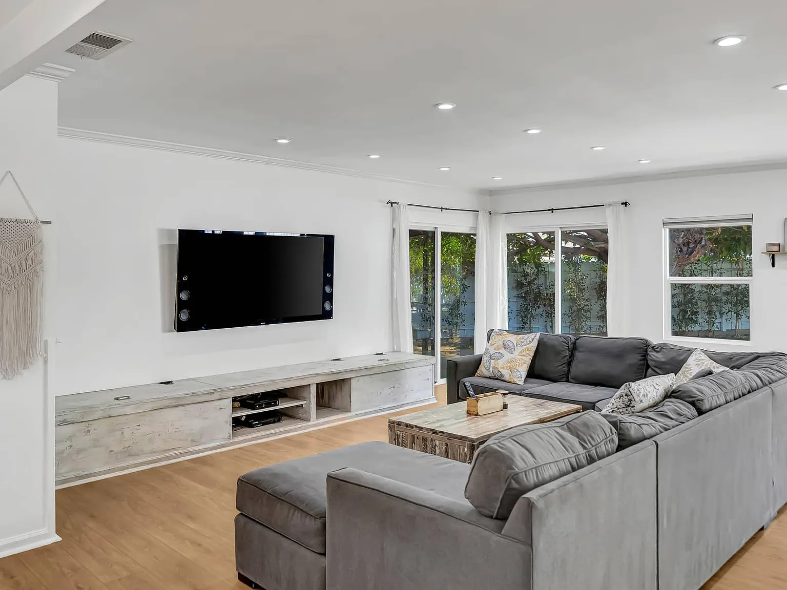 4 bed, 2100 sqft, $7,500 — Photo 2