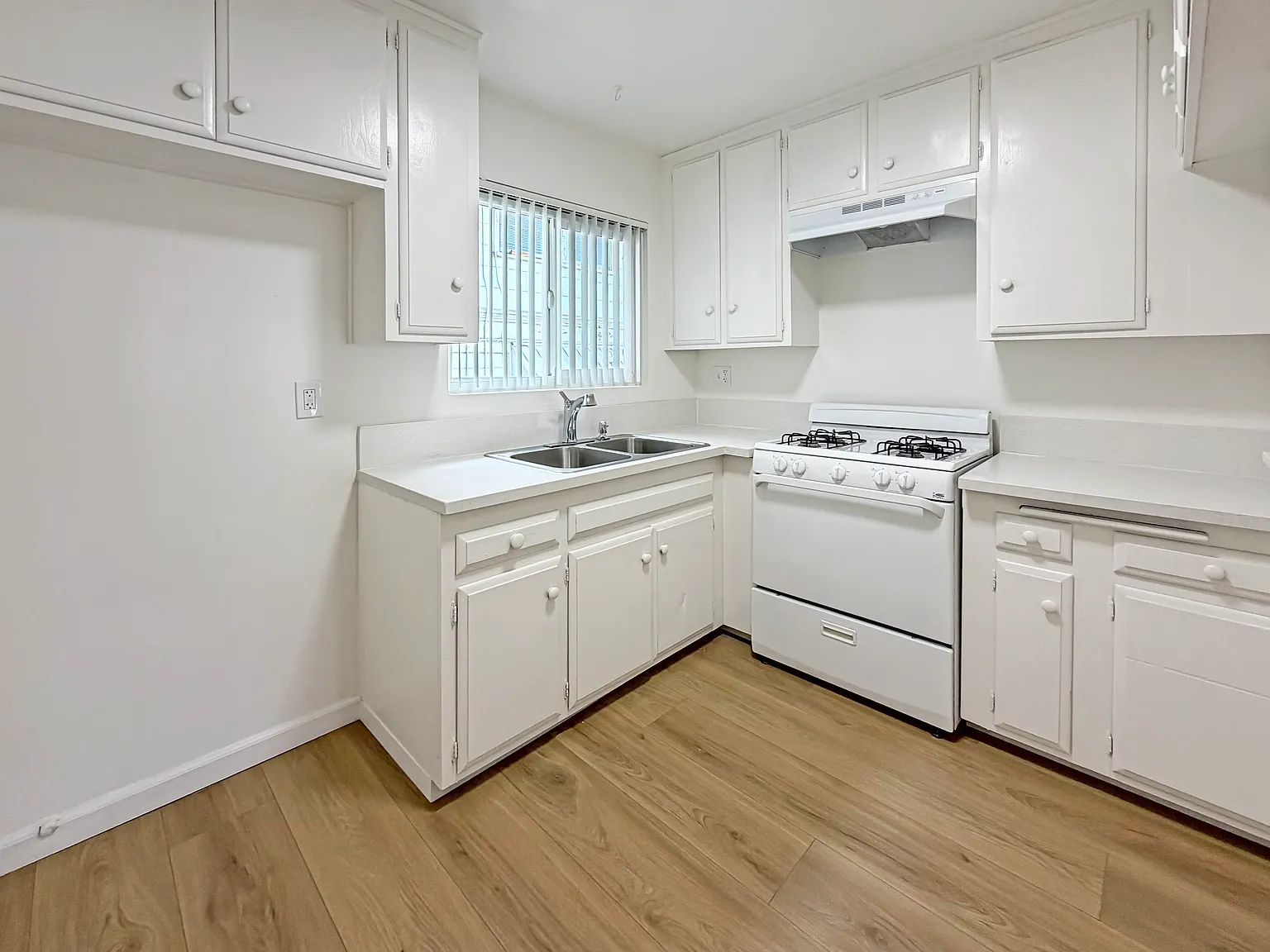 2 bed, 950 sqft, $2,395 — Photo 2