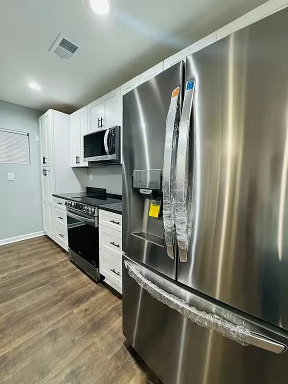 3 bed, 2.0 bath, 1024 sqft, $2,400 — Photo 4