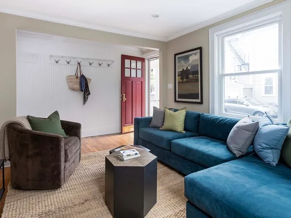 206 Aspinwall Ave #1, Brookline, MA 02446