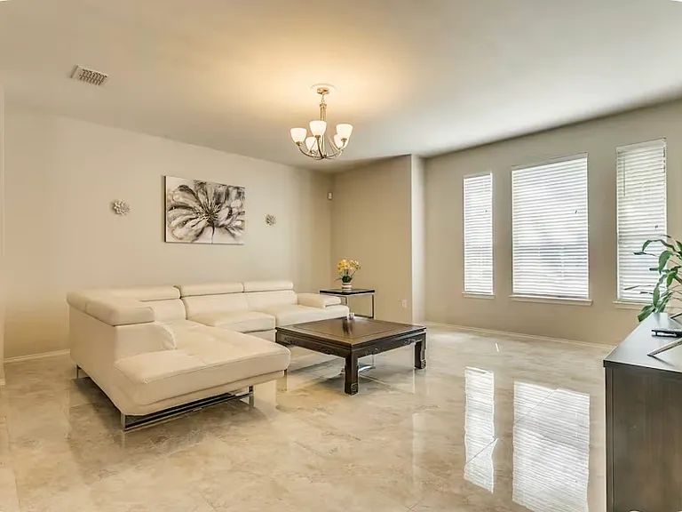 1138 Jamie Dr — Photo 2
