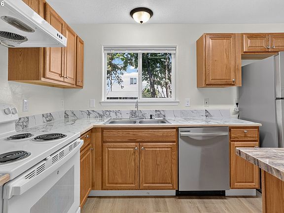 5th image of 2926 SE 125th Ave