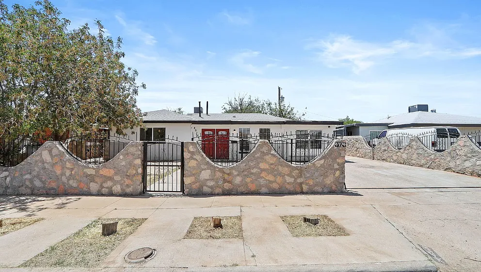 4924 Pikes Peak Dr — Photo 1