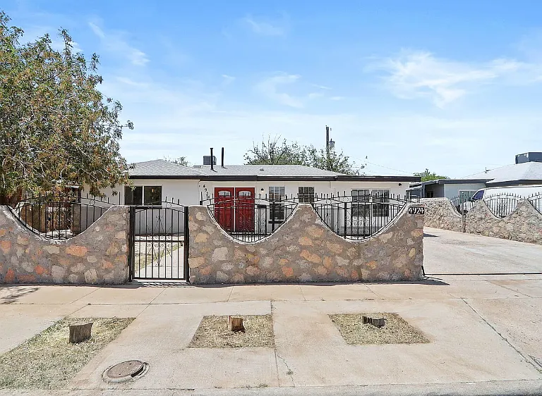 4924 Pikes Peak Dr — Photo 1