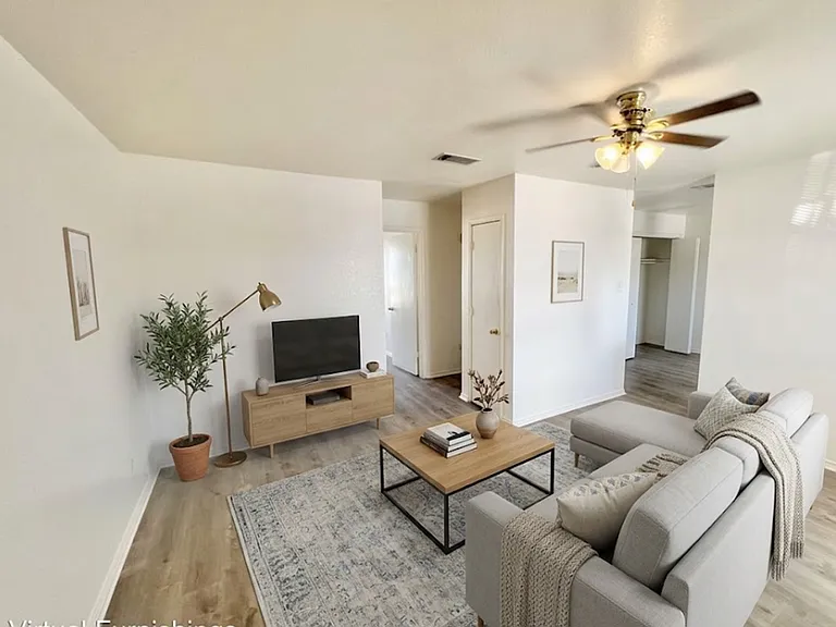 1113 Horizon Dr — Photo 2