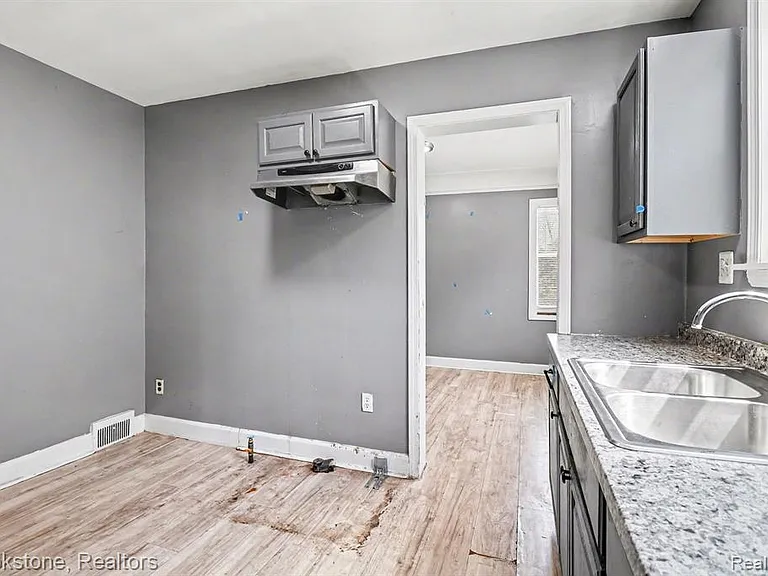 16605 Freeland St — Photo 7