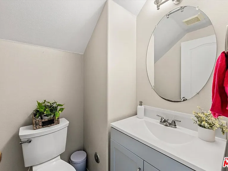 3653 W Medici Ln — Photo 35