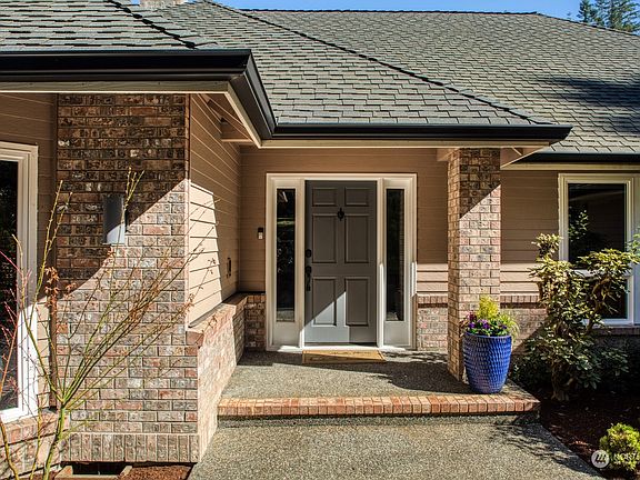 3rd image of 10818 Olallie Lane NE