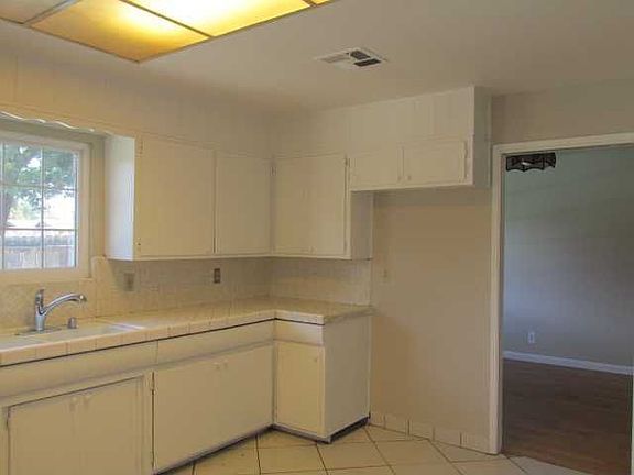3rd image of 2840 Beaufort Ave