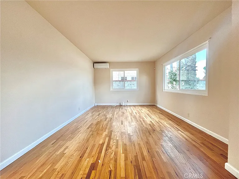 936 E Sandra — Photo 9