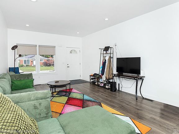 3rd image of 628 W Hudson Ave