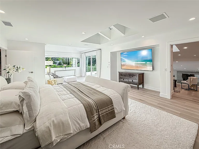 4266 Louise Ave — Photo 14