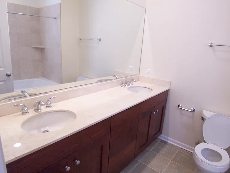 1528 W Greenleaf Ave #1 — Photo 3