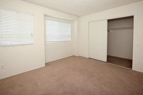 3rd image of 992 Greenfield Dr APT 1