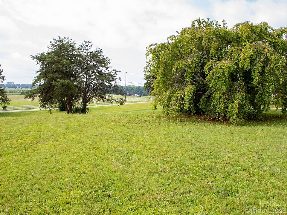 2nd image of 1444 Roddy Rd